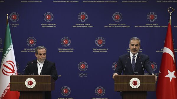 وزير الخارجية التركي هاكان فيدان ونظيره الإيراني عباس عراقجي - سبوتنيك عربي