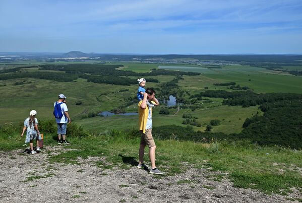سياح على جبل شيخان توراتاو بالقرب من مدينة سترليتاماك في باشكيريا. - سبوتنيك عربي