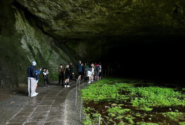 سياح في كهف شولجان-تاش في باشكيريا. - سبوتنيك عربي
