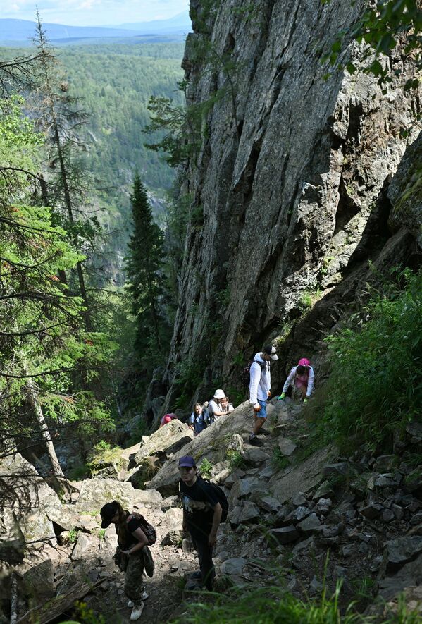 سياح يتسلقون صخور أيجير (أسنان شورالا) في باشكيريا. - سبوتنيك عربي