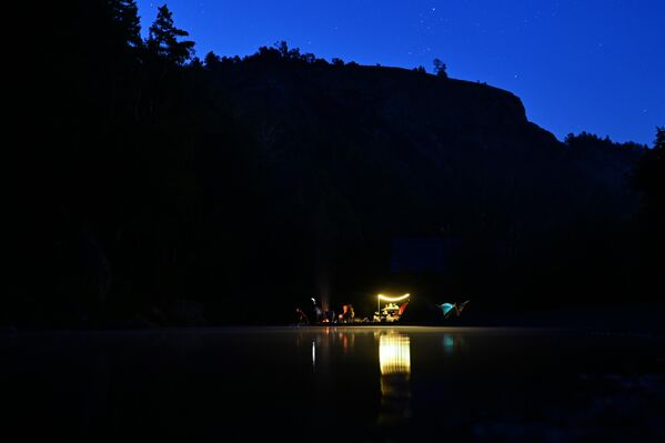 سياح يخيمون ليلا في مضيق موراديموفسكوي في باشكيريا. - سبوتنيك عربي