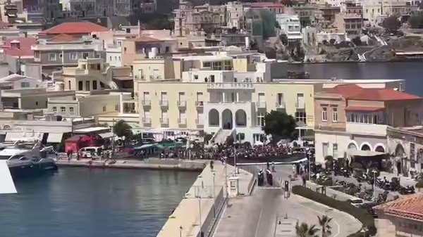 تظاهرة مؤيدة لفلسطين تمنع رسو سفينة سياحية تقل إسرائيليين على سواحل اليونان - سبوتنيك عربي