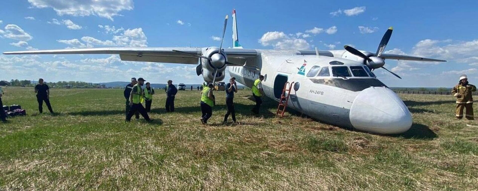 انزلاق طائرة من طراز أن-24 عن المدرج في مقاطعة إيركوتسك الروسية - سبوتنيك عربي, 1920, 24.07.2025