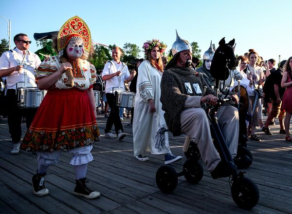 موكب احتفالي للمشاركين في مهرجان شارع "يلاغين بارك" في مدينة سان بطرسبورغ، روسيا - سبوتنيك عربي