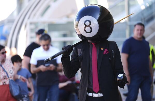 شاب يرتدي زي "كرة البلياردو"، ويسير بين الحشود في معرض "كوميك كون الدولي لعام 2025"، في سان دييغو - سبوتنيك عربي