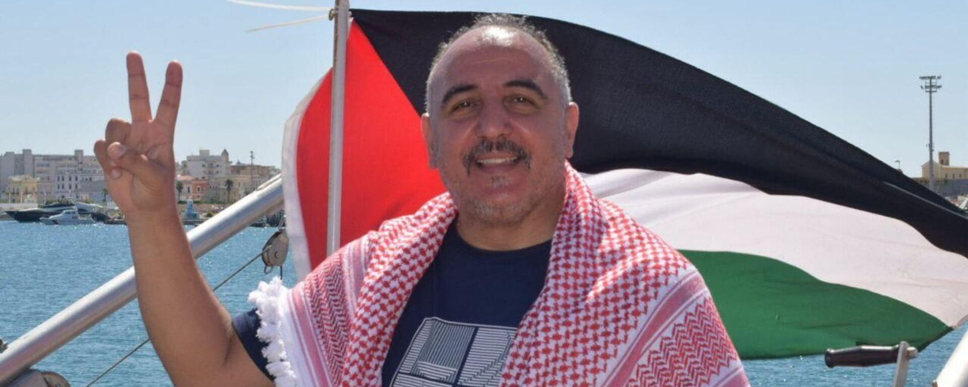 الناشط الحقوقي والنقابي التونسي حاتم العويني من نشطاء السفينة حنظلة المتجهة إلى غزة - سبوتنيك عربي, 1920, 24.07.2025