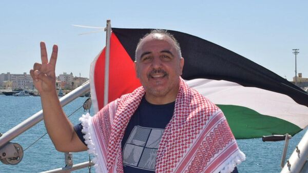 ناشط تونسي على متن سفينة "حنظلة": هدفنا كسر حصار غزة وحاجز الصمت الدولي.. صور