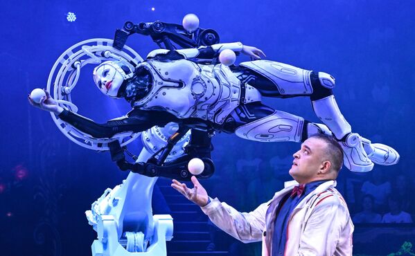 بهلوانيون خلال عرض احتفالي في مهرجان فنون السيرك الدولي "أيدول-2025"  في سيرك "بولشوي" الحكومي في موسكو، روسيا. - سبوتنيك عربي