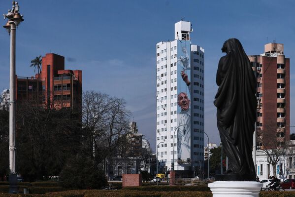 منظر لأكبر لوحة جدارية في العالم للبابا فرانسيس وهو يحمل حمامة بيضاء ترمز للسلام، بارتفاع 50 مترا وعرض أكثر من 5 أمتار، في لا بلاتا، الأرجنتين. - سبوتنيك عربي