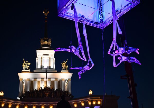 عرض لفرقة السيرك الإيطالية "كوبو" في إطار مهرجان "الإلهام" الدولي الثامن في منتزهه "في دي إن خا" في العاصمة الروسية موسكو. - سبوتنيك عربي