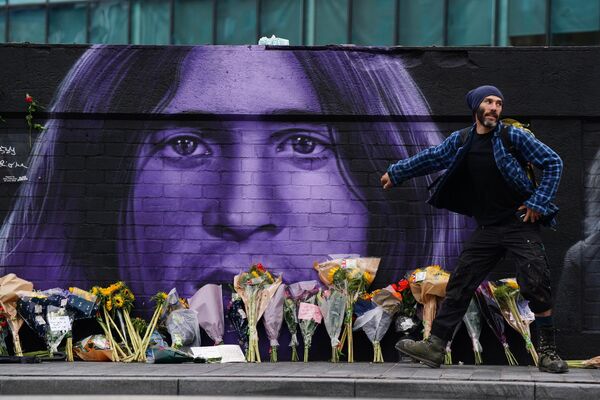 زهور تكريمية وضعت على جدار ساباث في شارع نافيغيشن في برمنغهام، إثر وفاة أوزي أوزبورن، قائد فرقة "بلاك ساباث"، عن عمر يناهز 76 عامًا. - سبوتنيك عربي