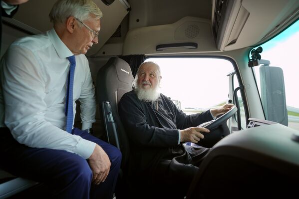 لقطة طريفة لبطريرك موسكو وعموم روسيا كيريل خلال زيارة لمصنع "كاماز" في نابريجناي تشلني، إلى جانب المدير العام لشركة "كاماز" سيرغي كوغوغين. - سبوتنيك عربي