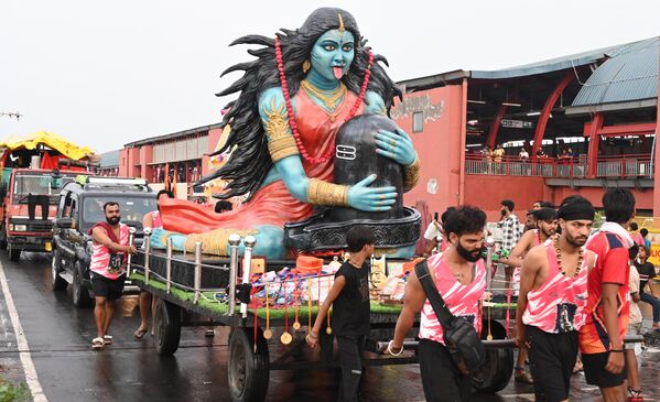 سكان يحملون مياه نهر الغانج المقدس، برفقة نموذج معبد اللورد أيوديا، لأداء طقوس الجلابشيك في في نيودلهي، الهند. - سبوتنيك عربي