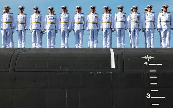 جنود االبحرية الروسية على متن الغواصة الصاروخية النووية "كيناز بوجارسكي" - سبوتنيك عربي