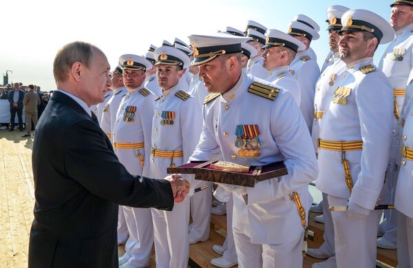 بوتين يكرّم عددا من الضباط خلال مراسم رفع علم البحرية الروسية على متن الغواصة - سبوتنيك عربي