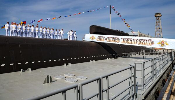 جنود البحرية الروسية خلال مراسم رفع العلم فوق حاملة الصواريخ النووية "كيناز بوجارسكي" - سبوتنيك عربي
