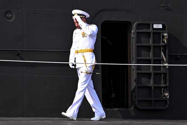 جندي خلال مراسم رفع العلم البحرية الروسية فوق حاملة الصواريخ النووية "كيناز بوجارسكي" - سبوتنيك عربي