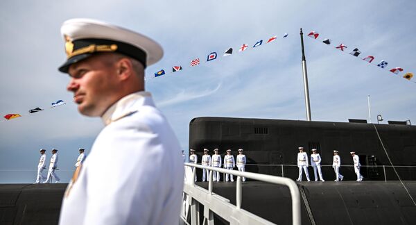 صورة من مراسم رفع علم البحرية الروسية فوق الغواصة الصاروخية النووية "كيناز بوجارسكي" - سبوتنيك عربي
