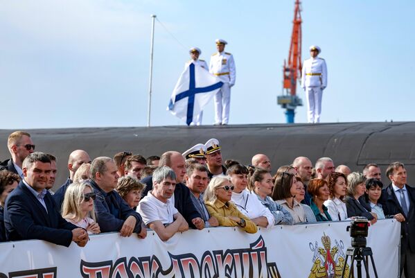 من مشاركة المواطنين خلال مراسم رفع رفع علم البحرية الروسية فوق الغواصة - سبوتنيك عربي