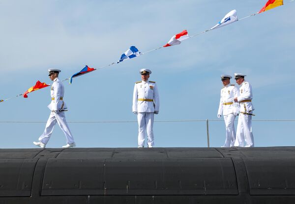 جنود خلال مراسم رفع علم البحرية فوق الغواصة الصاروخية النووية "كيناز بوجارسكي" - سبوتنيك عربي