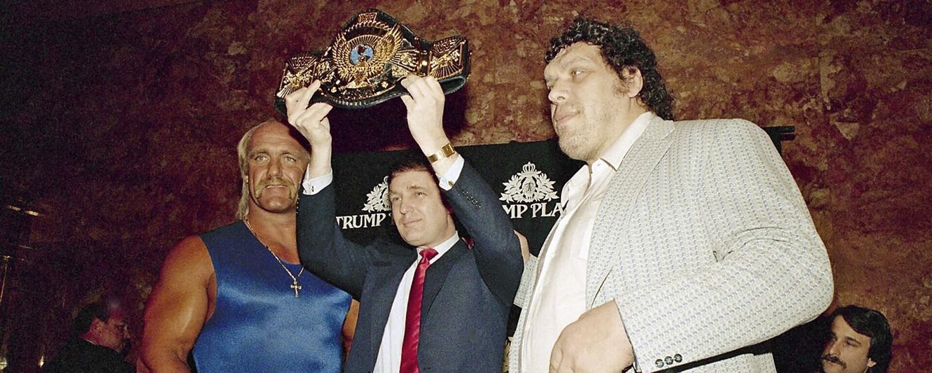 الرئيس الأمريكي، دونالد ترامب، يتوسط نجوم المصارعة الحرة، هالك هوغان وأندريه العملاق، 15 مارس/ آذار 1988 - سبوتنيك عربي, 1920, 25.07.2025