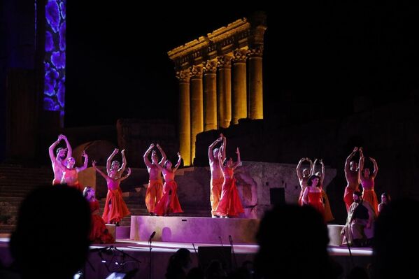 "كارمن" يحتوي على اثنتين من أشهر الأغاني لبيزيه "الهافاني رقصة كوبية" و"مصارع الثيران أغنية"، اللتين تتنافسان على الشعبية مع التينور ثنائي الباريتون "في أعماق المعبد" من "صياد اللؤلؤ". - سبوتنيك عربي