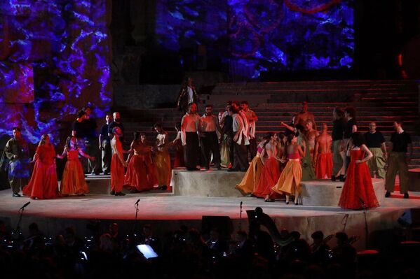  دفعه حبه وغيرته عليها إلى قتلها على أدراج الاستاد الكبير، قبل أن تذهب لملاقاة عشيقها الأخير مصارع الثيران الذي يقود مباراته الأخيرة وتلفظ كارمن أنفاسها الأخيرة وهتاف الجماهير الذي يطلق التحيات للمصارع.  - سبوتنيك عربي