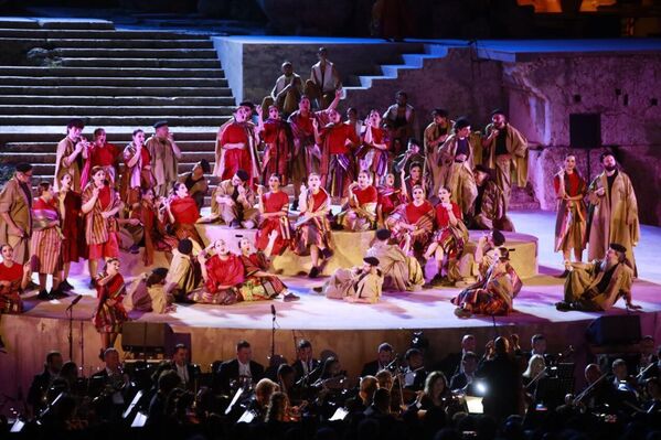 وأقيم العرض في بعلبك، بمناسبة مرور 150 عاماً على العرض الأول للعمل الذي قدّم للمرة الأولى في 3 آذار/مارس 1875 على مسرح "كوميك" في باريس. - سبوتنيك عربي