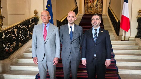 وزير الخارجية السوري أسعد الشيباني ونظيره الفرنسي جان نويل بارو، والمبعوث الأمريكي إبى سوريا توم براك. - سبوتنيك عربي