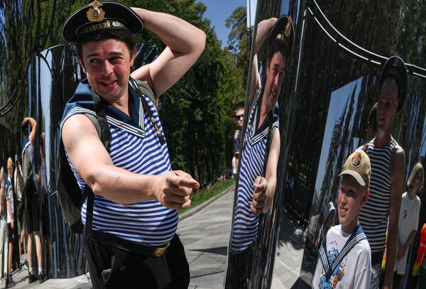 زوار في احتفال يوم البحرية في محطة النهر الشمالي. - سبوتنيك عربي