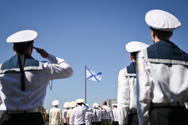 بحارة في احتفال يوم البحرية في محطة النهر الشمالي. - سبوتنيك عربي