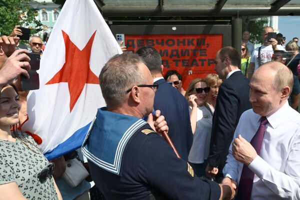 الرئيس الروسي والقائد الأعلى للقوات المسلحة الروسية فلاديمير بوتين يتحدث إلى سكان سانت بطرسبورغ في يوم البحرية. - سبوتنيك عربي