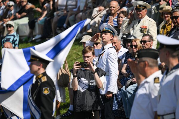 جنود البحرية الروسية والزوار في احتفال يوم البحرية في محطة النهر الشمالي. - سبوتنيك عربي