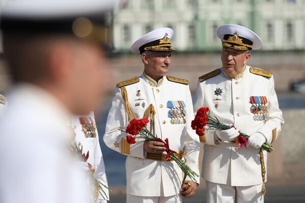 أفراد من البحرية الروسية في حفل وضع الزهور على النصب التذكاري لبطرس الأول في سانت بطرسبورغ تكريما له بمناسبة يوم البحرية. - سبوتنيك عربي