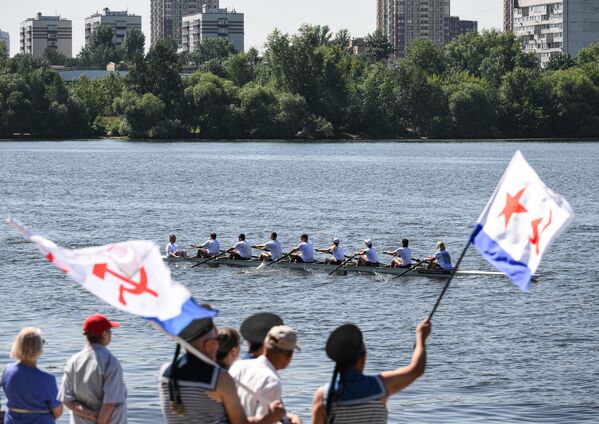 عرض لقوارب التجديف المكونة من 8 مقاعد خلال احتفال يوم البحرية في محطة النهر الشمالي. - سبوتنيك عربي