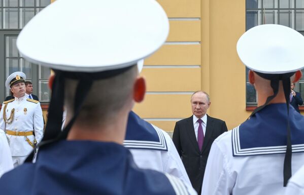 وصل الرئيس الروسي والقائد الأعلى للقوات المسلحة الروسية فلاديمير بوتين إلى الأميرالية الرئيسية في سانت بطرسبرغ لتفقد التدريبات البحرية العملياتية "عاصفة يوليو" التي جرت في الفترة من 23 إلى 27 يوليو في مياه بحر الشمال وبحر البلطيق والبحر الأسود وبحر قزوين والمحيط الهادئ. - سبوتنيك عربي