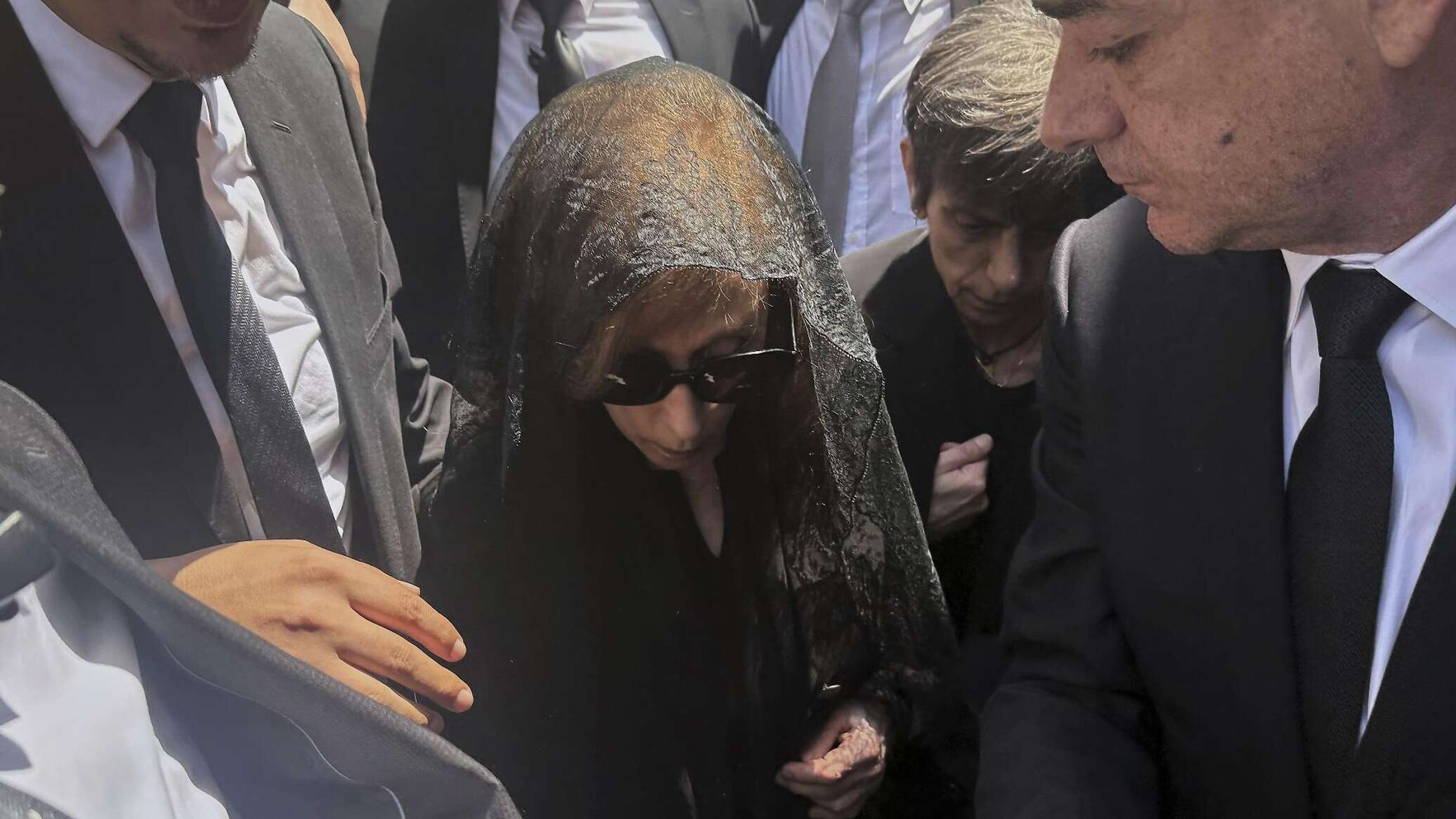 فيروز تودع نجلها زياد الرحباني إلى مثواه الأخير.. صور وفيديو