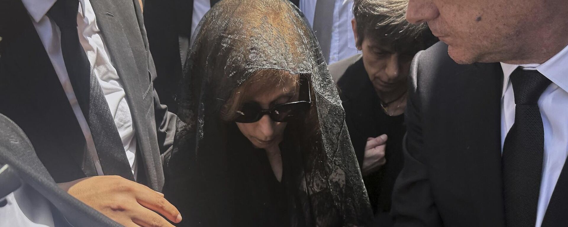  وصول المطربة اللبنانية فيروز لحضور جنازة نجلها، زياد الرحباني، في كنيسة في بلدة بكفيا، جبل لبنان، 28 يوليو/ تموز 2025 - سبوتنيك عربي, 1920, 28.07.2025