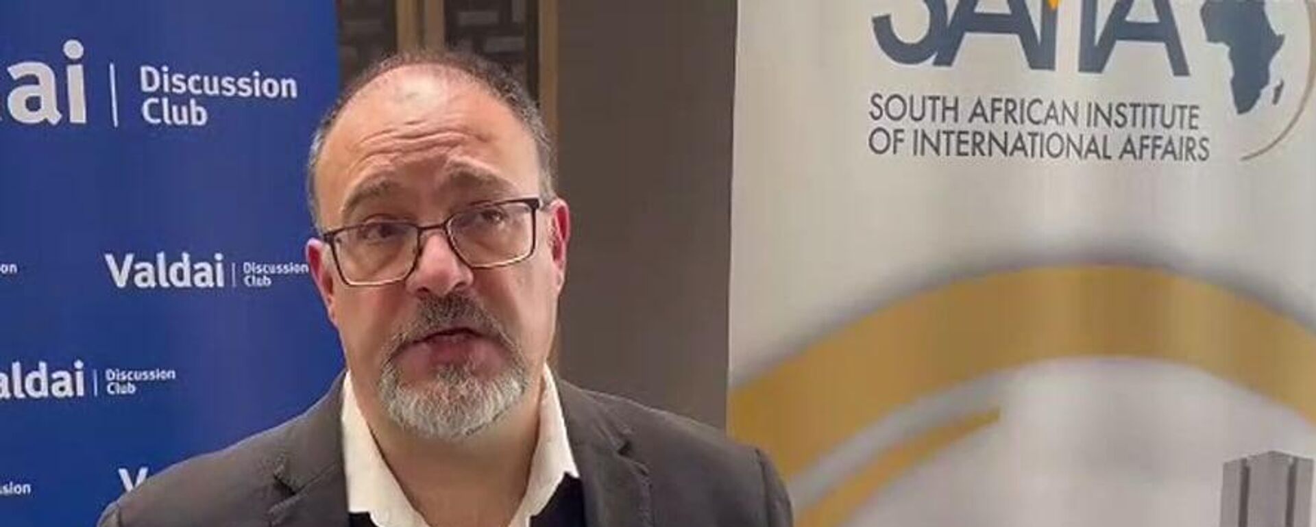 رئيس برنامج الحوكمة والدبلوماسية الأفريقية، ومعهد جنوب أفريقيا للشؤون الدولية. ستيفن غروزد - سبوتنيك عربي, 1920, 28.07.2025