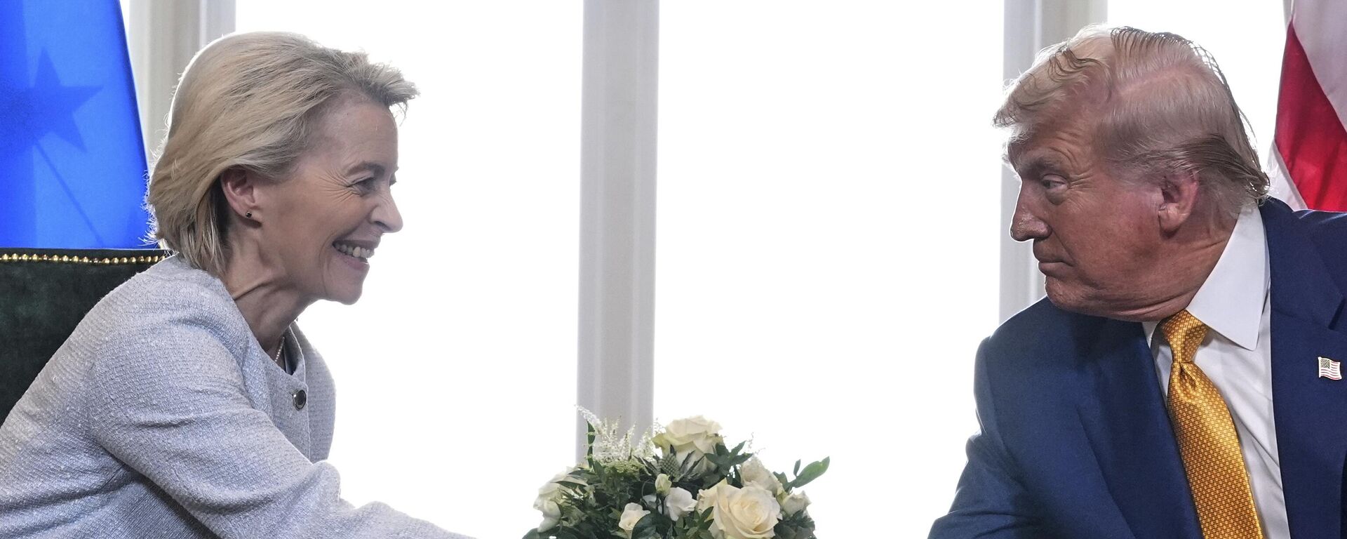 ترامب ورئيسة المفوضية الأوروبية أورسولا فون دير لاين يتصافحان بعد التوصل إلى اتفاق تجاري - سبوتنيك عربي, 1920, 28.07.2025