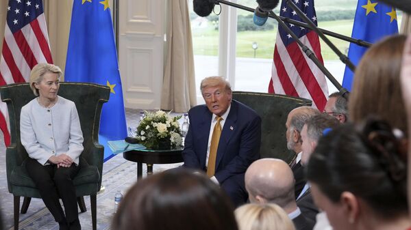 ترامب ورئيسة المفوضية الأوروبية أورسولا فون دير لاين يتصافحان بعد التوصل إلى اتفاق تجاري - سبوتنيك عربي