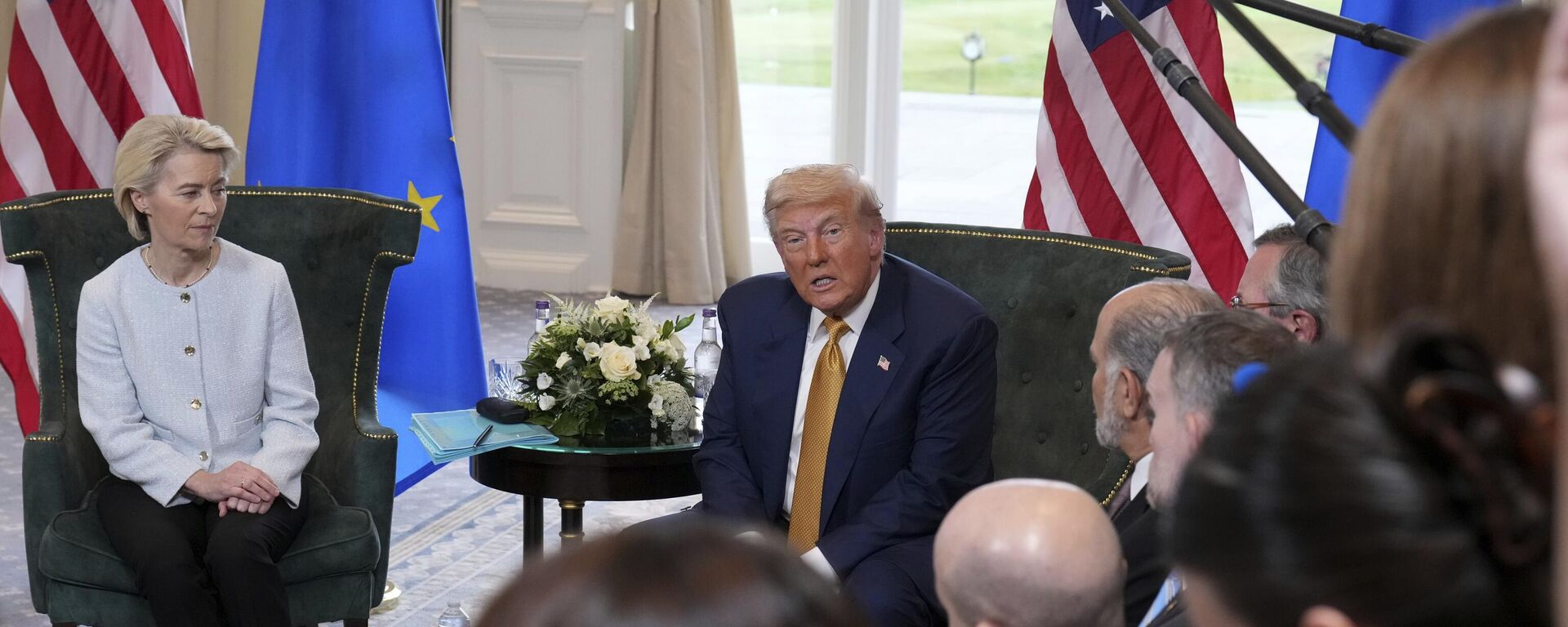 ترامب ورئيسة المفوضية الأوروبية أورسولا فون دير لاين يتصافحان بعد التوصل إلى اتفاق تجاري - سبوتنيك عربي, 1920, 29.07.2025