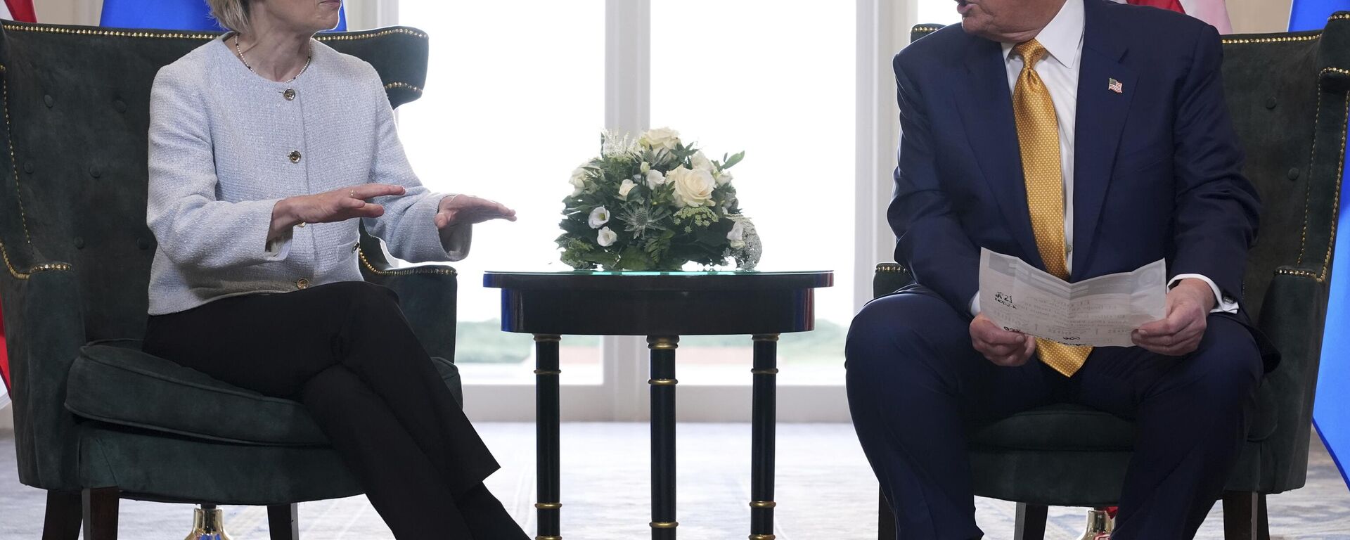 ترامب ورئيسة المفوضية الأوروبية أورسولا فون دير لاين يتصافحان بعد التوصل إلى اتفاق تجاري - سبوتنيك عربي, 1920, 21.08.2025