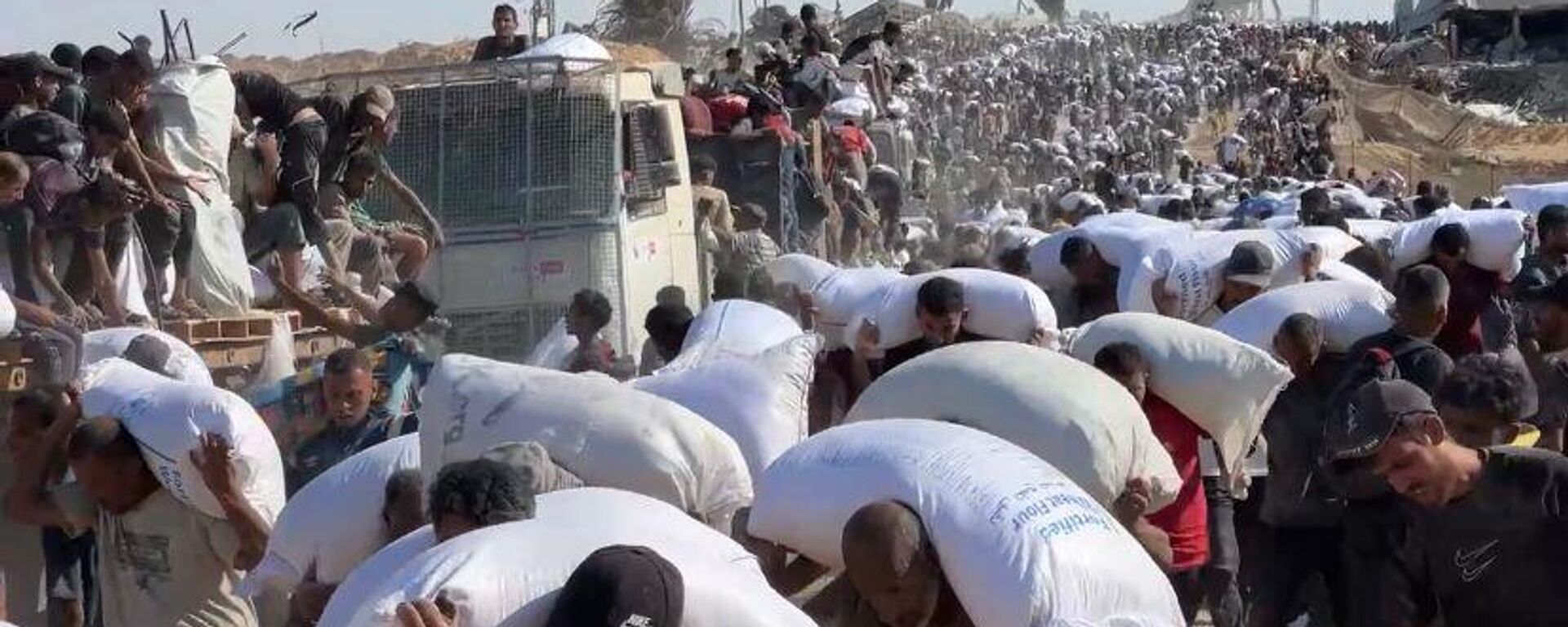 الحصول على كيس الطحين في قطاع غزة مخاطرة يدفعها الجوع قد تنتهي بالموت - سبوتنيك عربي, 1920, 29.07.2025
