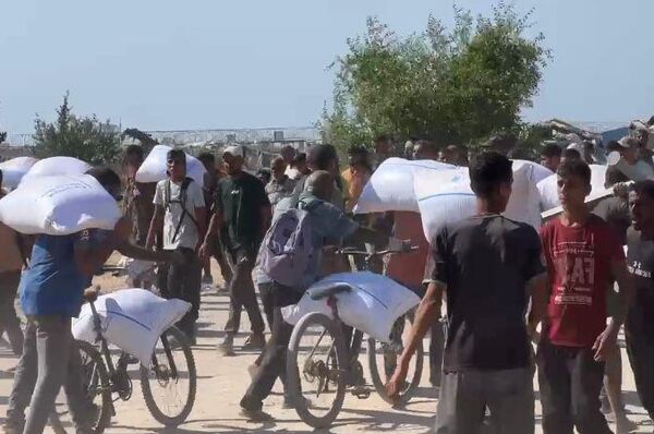 الحصول على كيس الطحين في قطاع غزة مخاطرة يدفعها الجوع قد تنتهي بالموت - سبوتنيك عربي