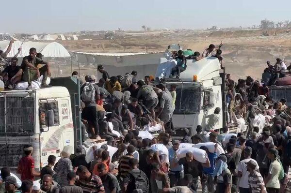 الحصول على كيس الطحين في قطاع غزة مخاطرة يدفعها الجوع قد تنتهي بالموت - سبوتنيك عربي