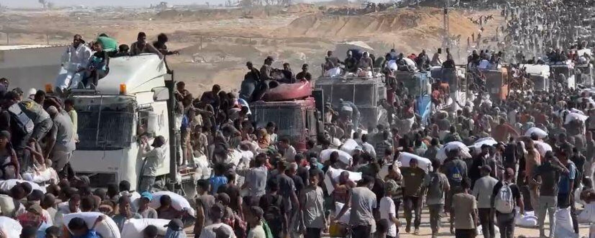 الحصول على كيس الطحين في قطاع غزة مخاطرة يدفعها الجوع قد تنتهي بالموت - سبوتنيك عربي, 1920, 02.08.2025