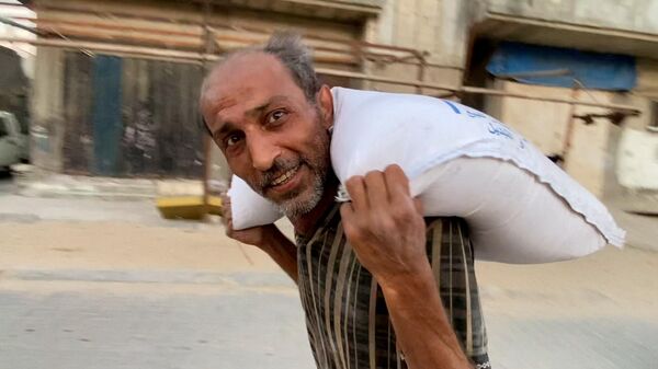 الحصول على كيس الطحين في قطاع غزة مخاطرة يدفعها الجوع قد تنتهي بالموت - سبوتنيك عربي