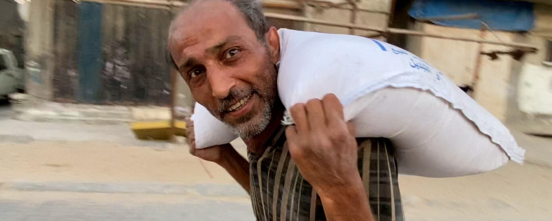 الحصول على كيس الطحين في قطاع غزة مخاطرة يدفعها الجوع قد تنتهي بالموت - سبوتنيك عربي, 1920, 05.08.2025