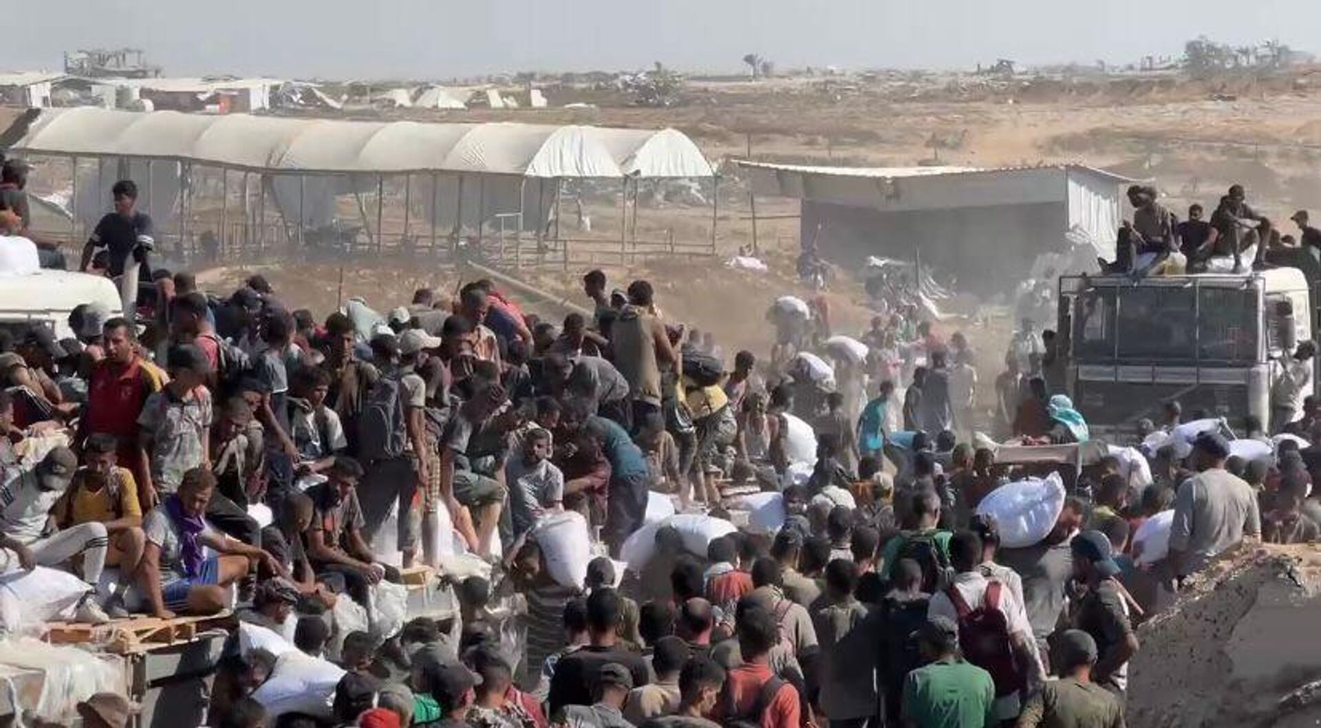 الحصول على كيس الطحين في قطاع غزة مخاطرة يدفعها الجوع قد تنتهي بالموت - سبوتنيك عربي, 1920, 28.07.2025